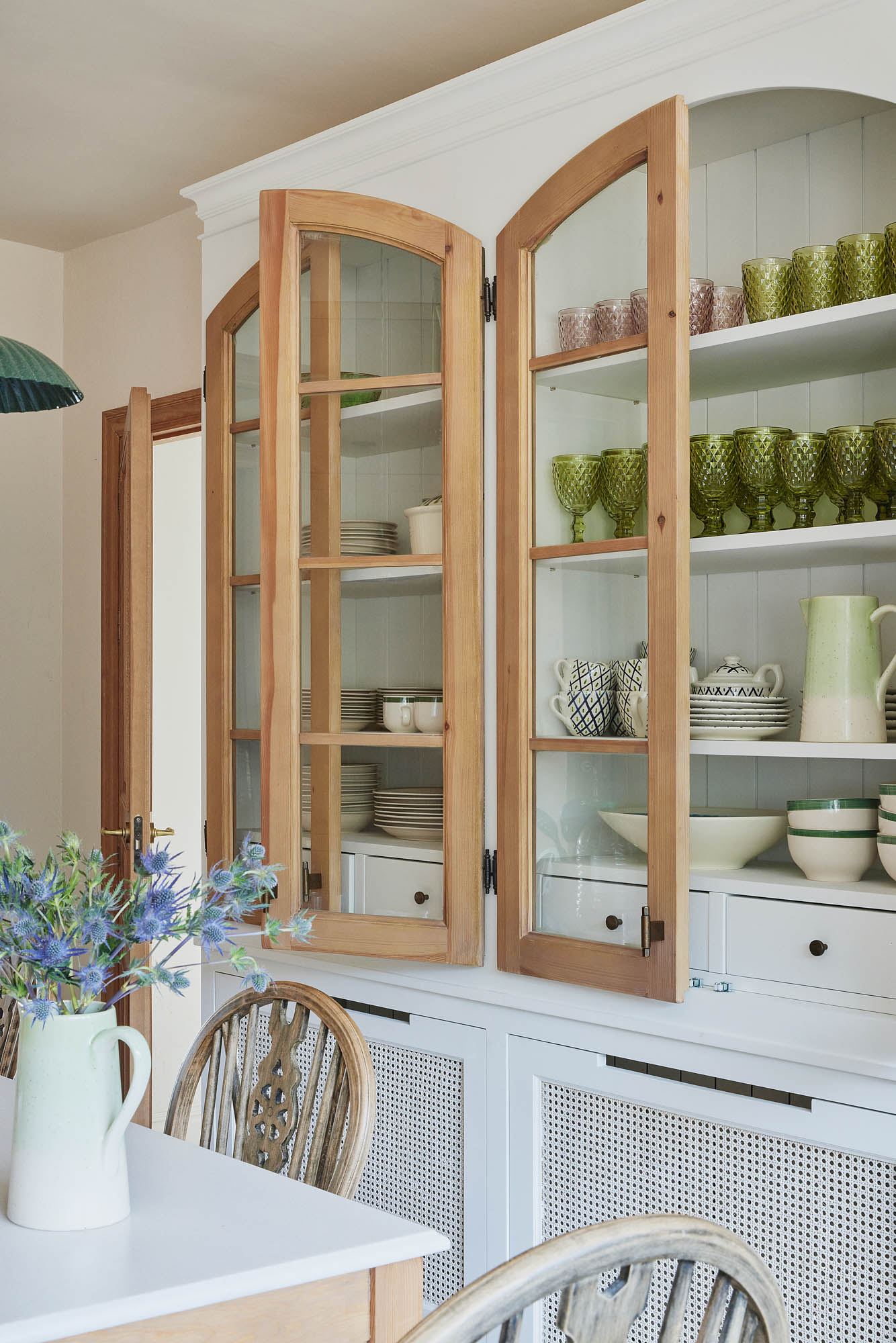 cuisine avec vitrines encastrées et espace repas décoration classique chic cuisine avec vitrines encastrées et espace repas décoration classique chic