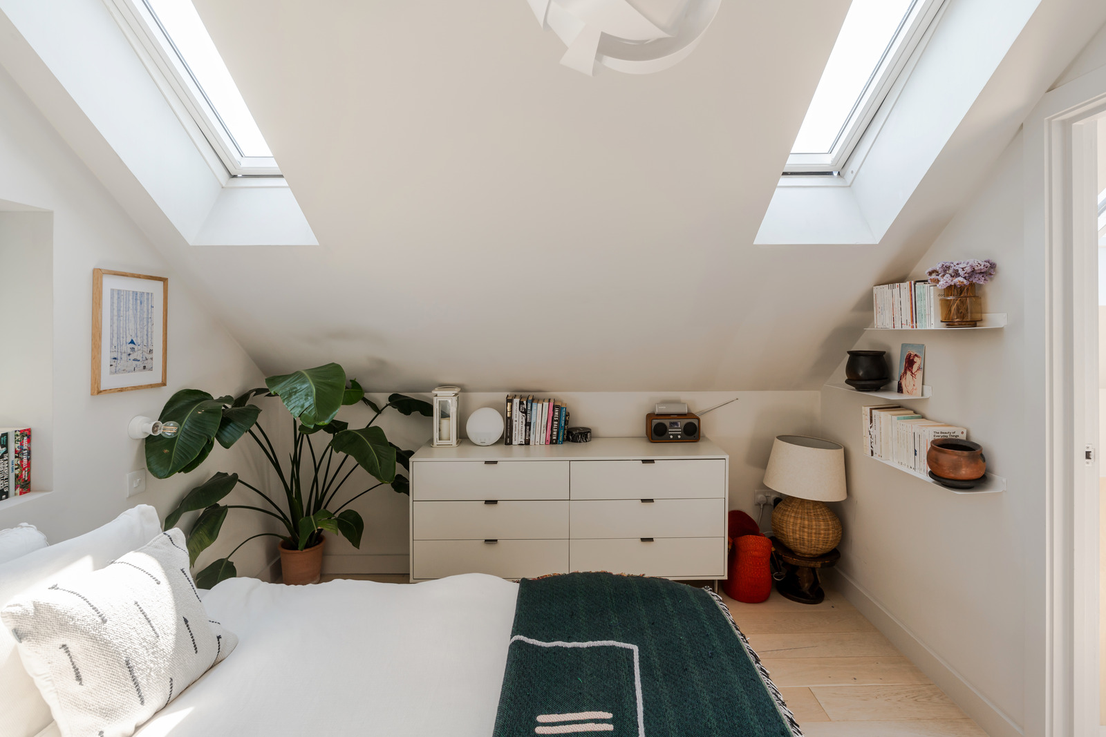chambre mansardée avec fenêtres de toit chambre mansardée avec fenêtres de toit