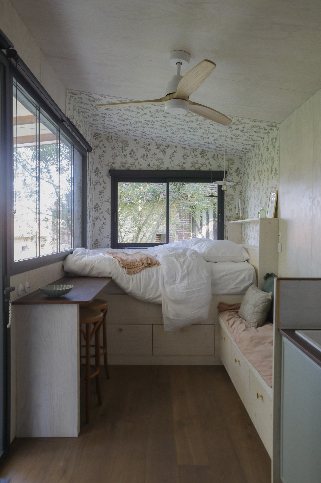 intérieur mini maison mobile avec pergola