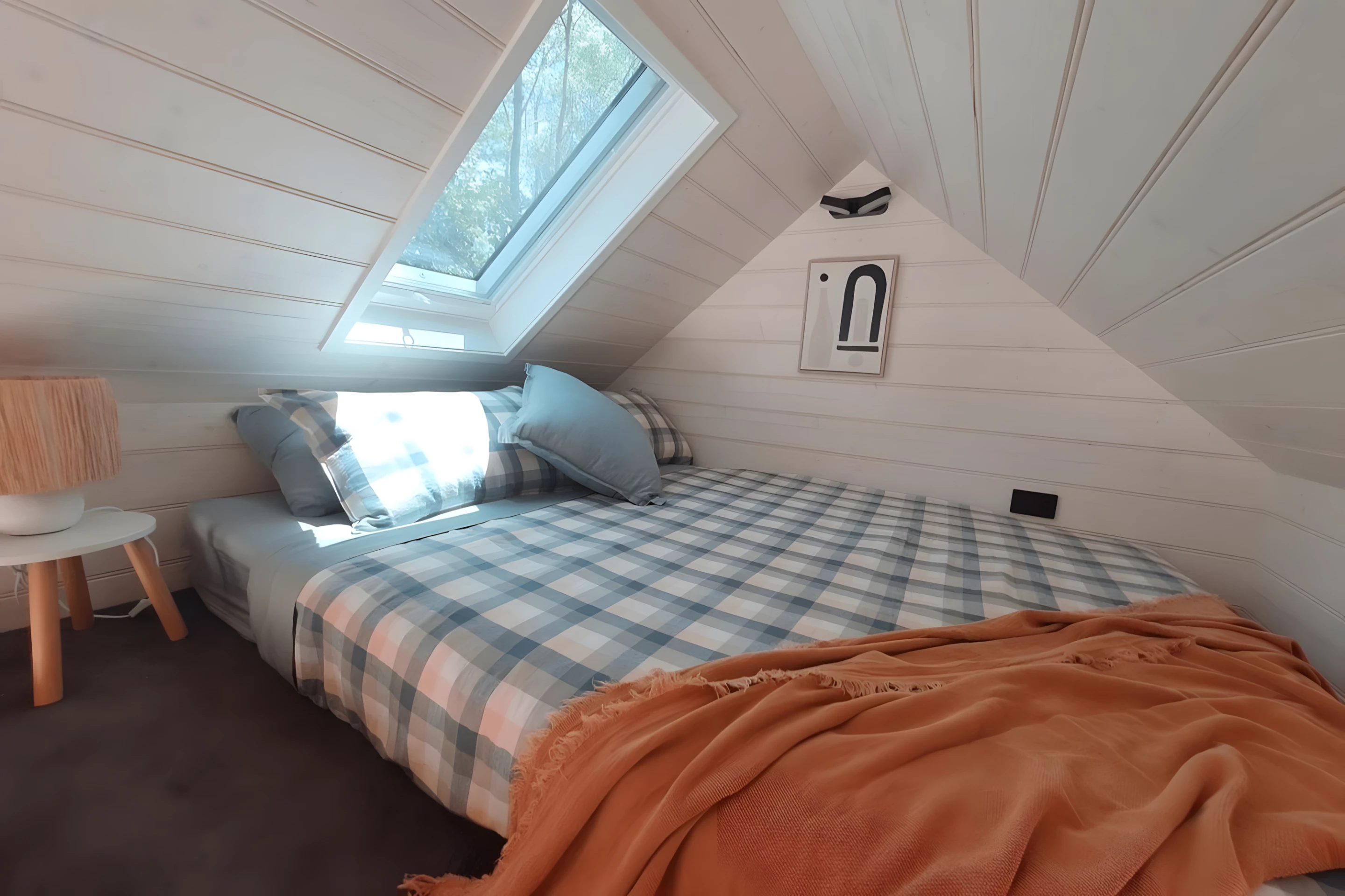 chambre mansardée sur mezzanine avec velux mini maison mobile