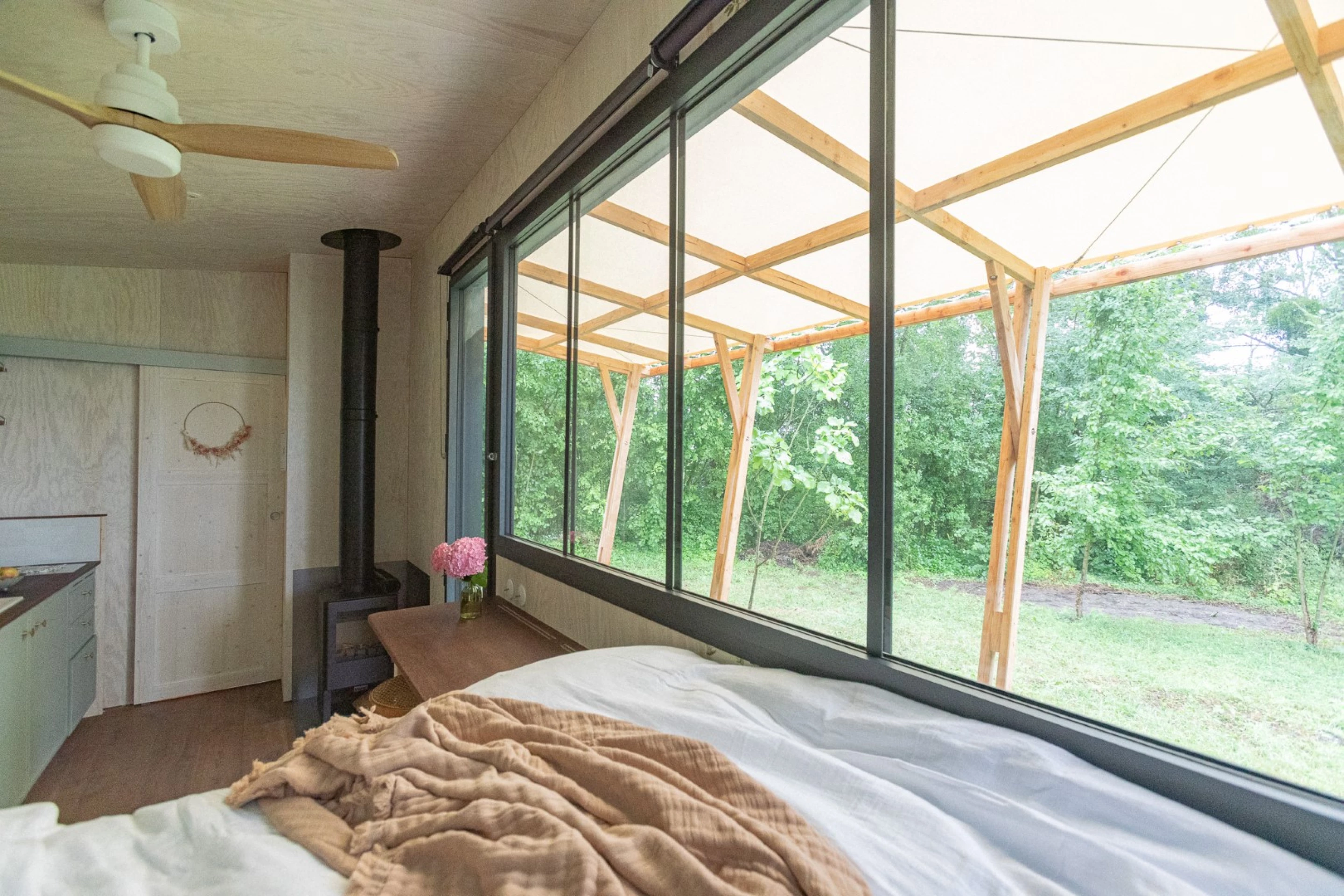 intérieur mini maison mobile avec pergola
