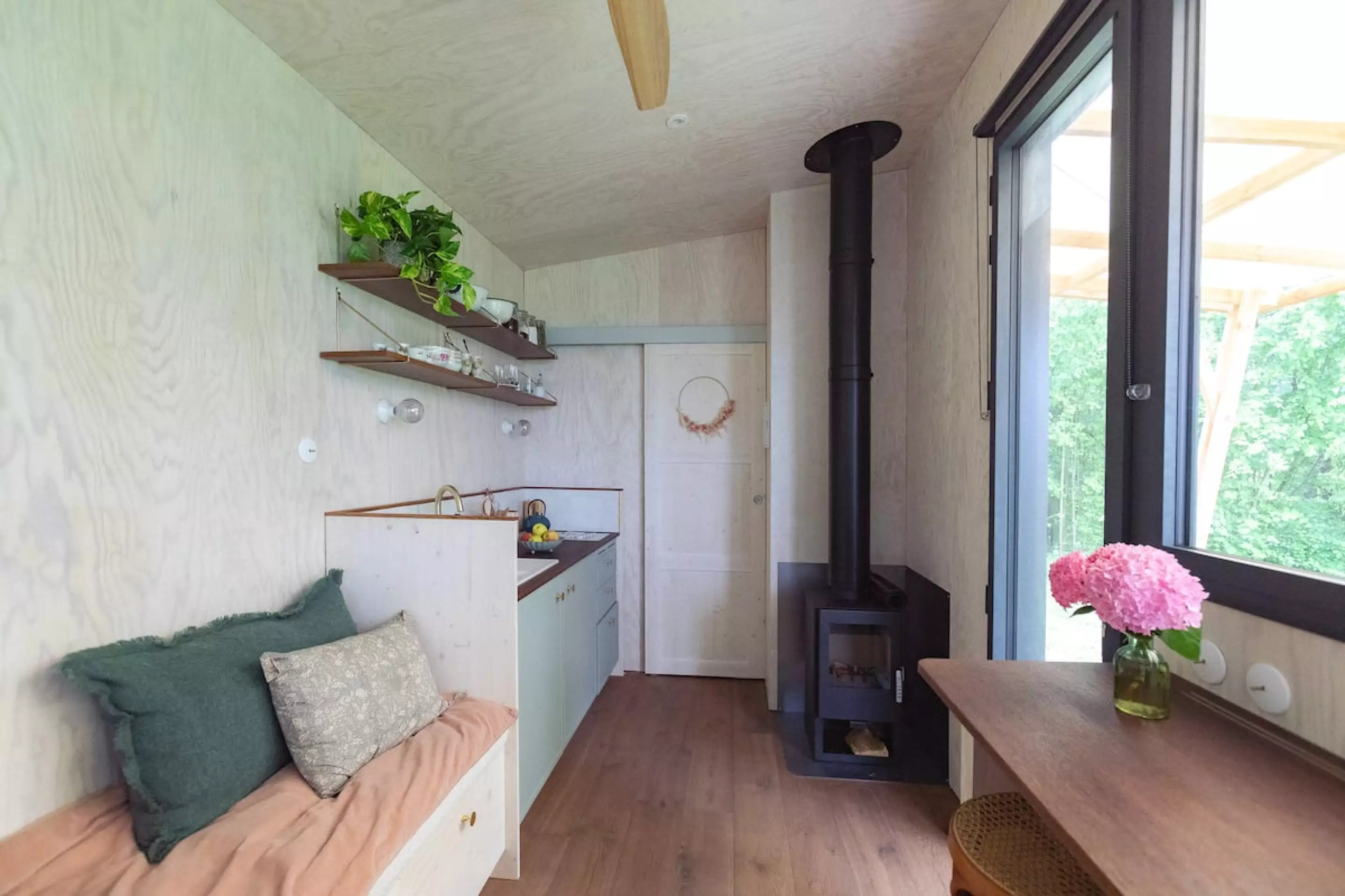 intérieur mini maison mobile avec pergola