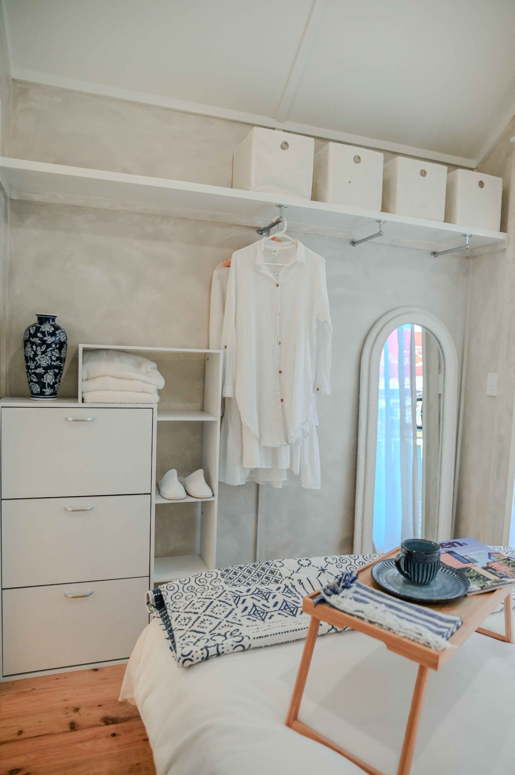 chambre mini maison mobile avec une terrasse Bowerbird par Unplgd Tiny Homes chambre mini maison mobile avec une terrasse Bowerbird par Unplgd Tiny Homes