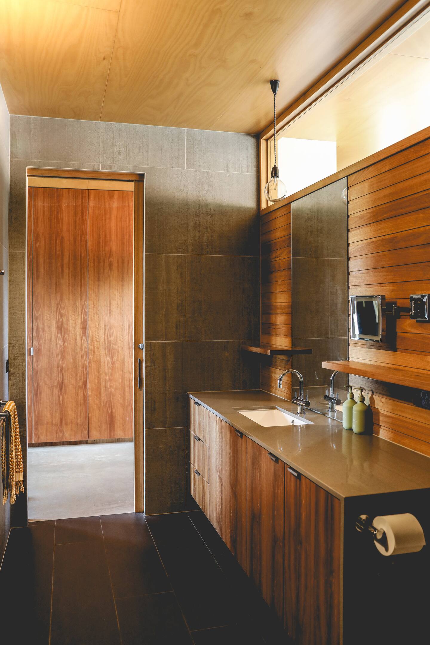 salle de bain moderne bois et grise