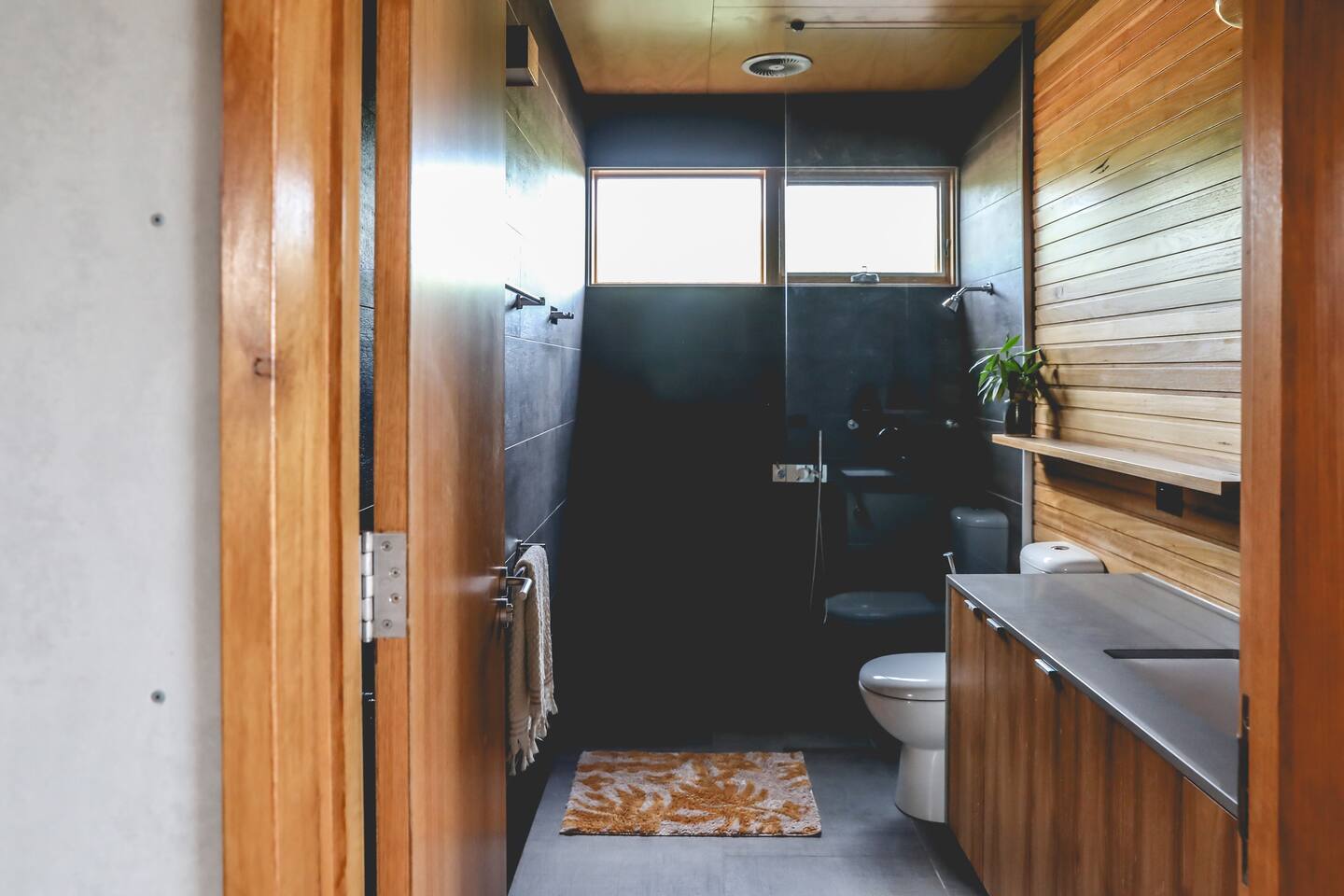 salle de bain moderne bois et grise