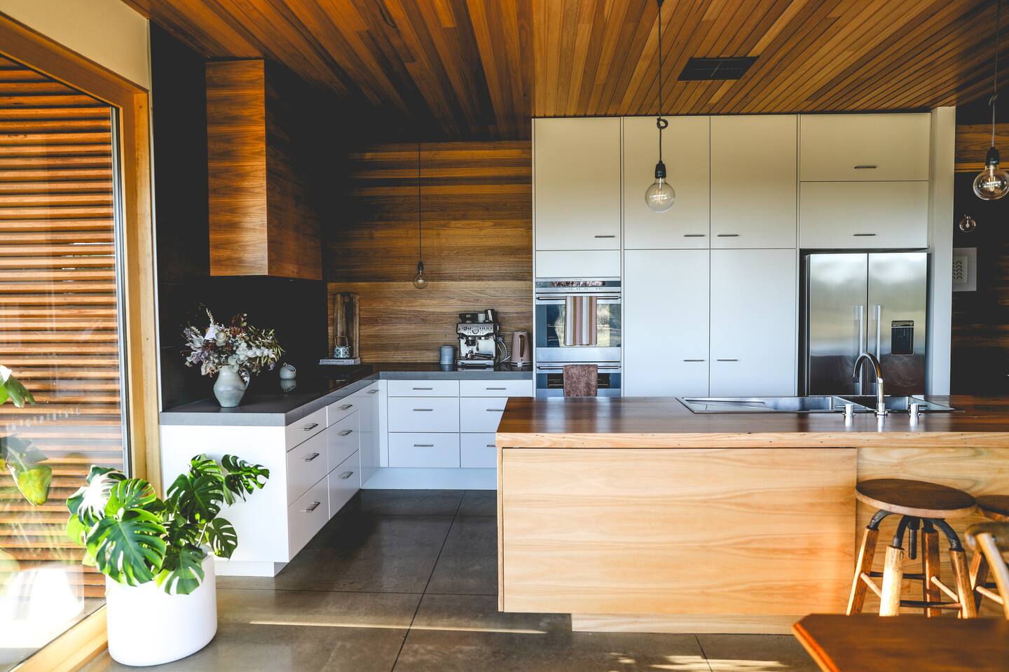 cuisine blanche ouverte design plafond bois maison contemporaine