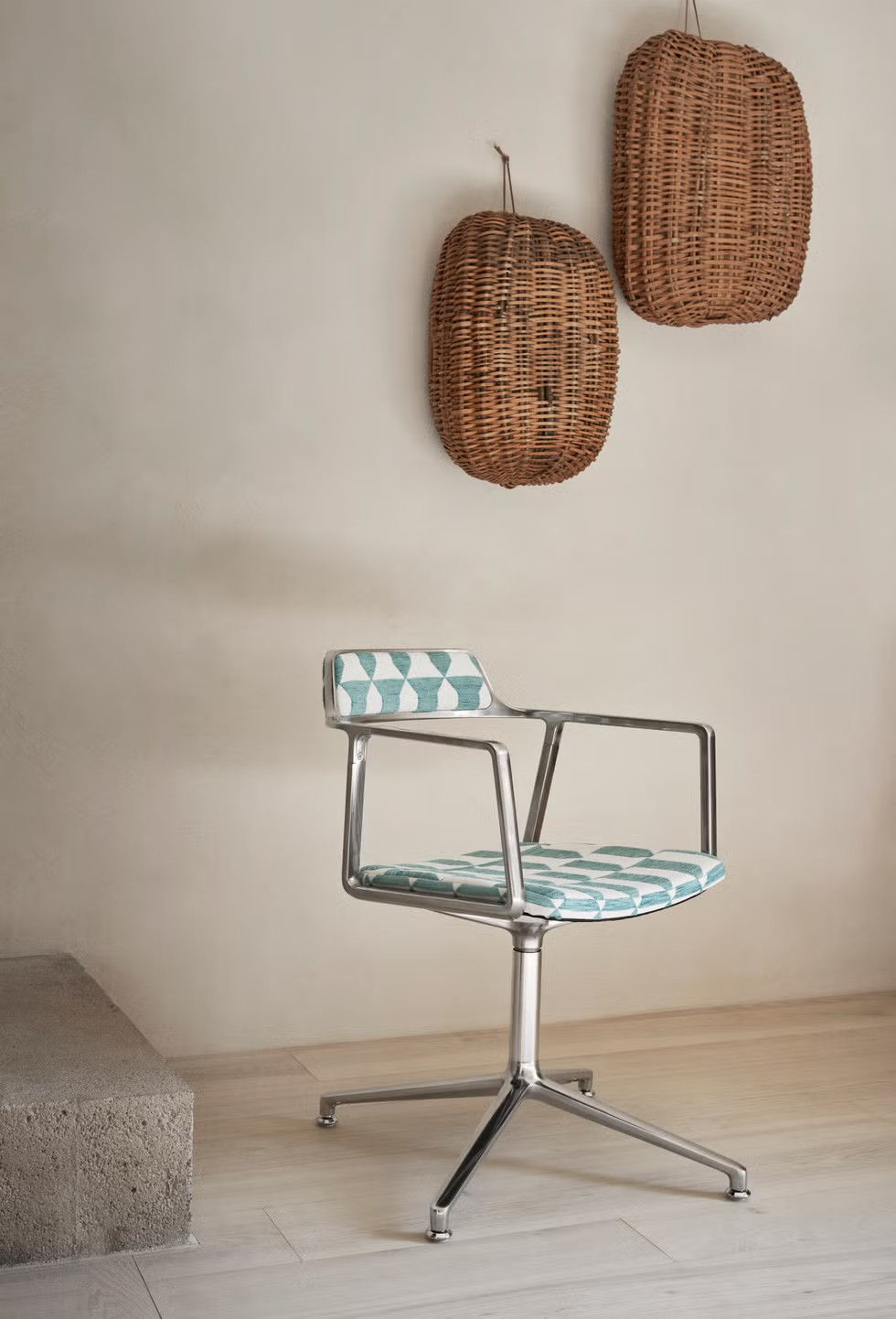 salon avec chaise vintage blanche et verte salon avec chaise vintage blanche et verte