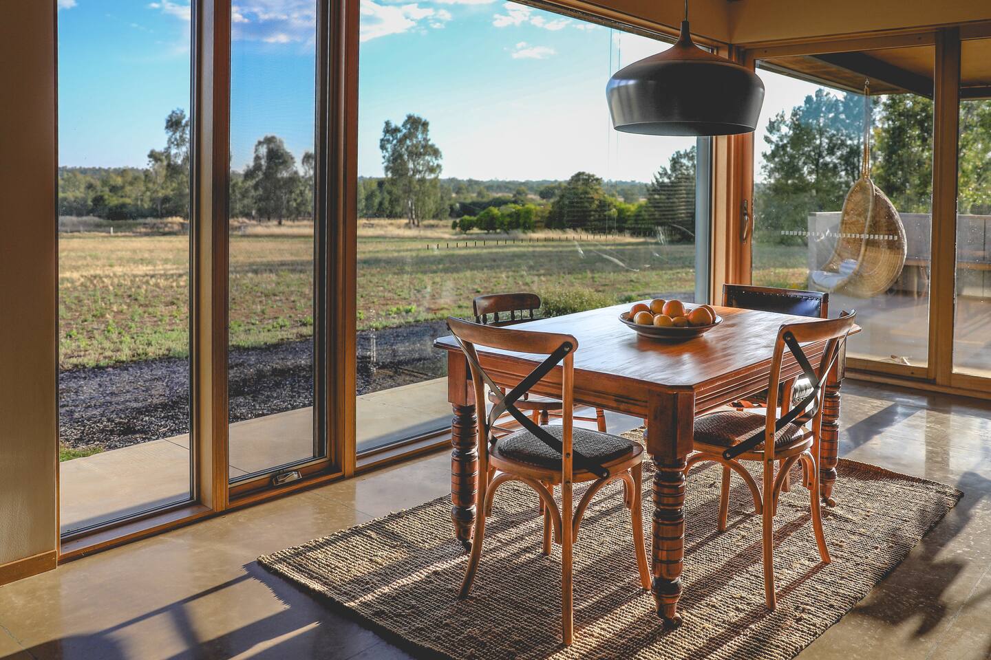 salle à manger baies vitrées maison contemporaine