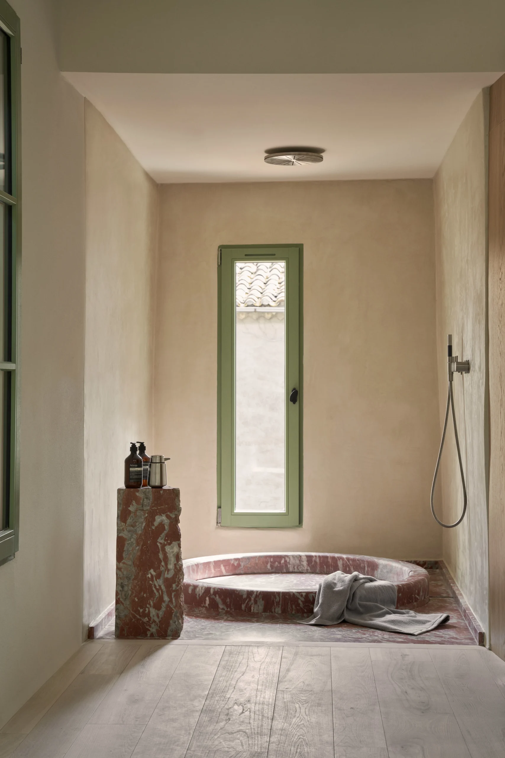 salle de bain bac rond en marbre rouge maison Vipp à Lagrasse salle de bain bac rond en marbre rouge maison Vipp à Lagrasse