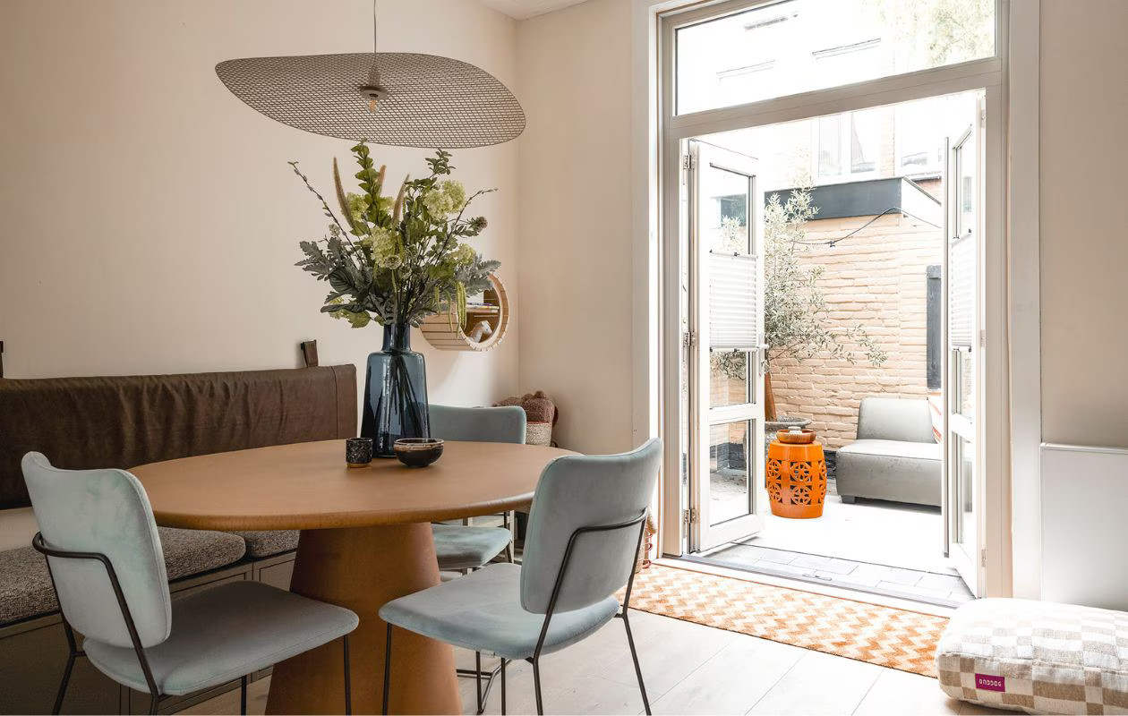salle à manger décoration contemporaine avec terrasse