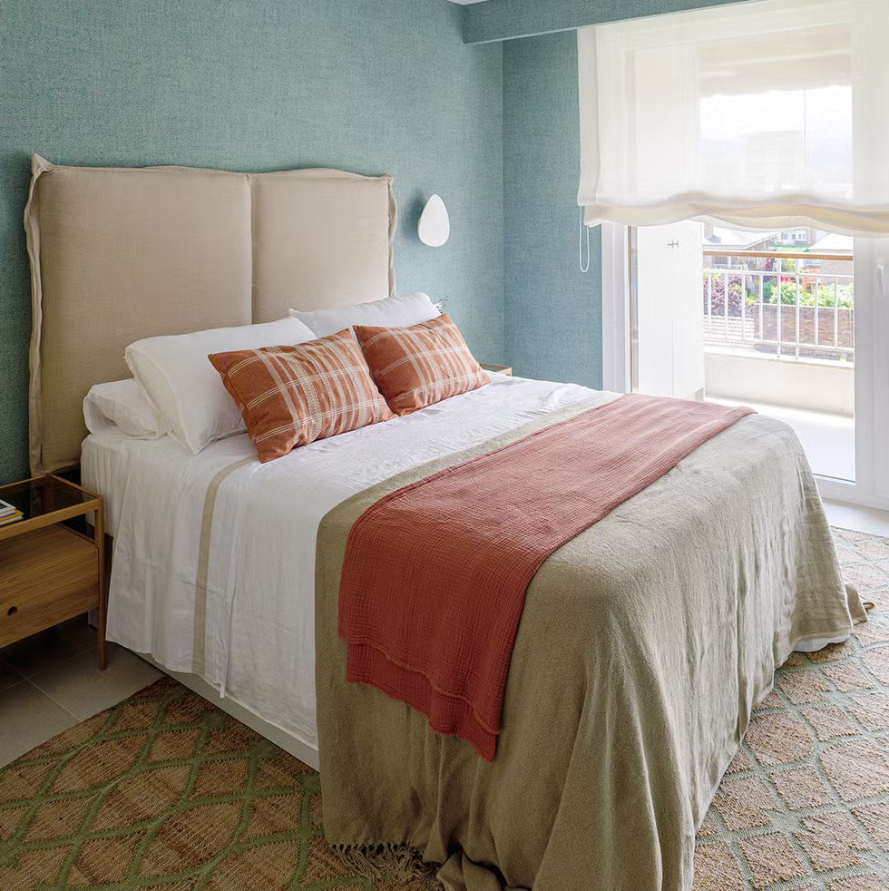 chambre décoration contemporaine et colorée bleu et corail