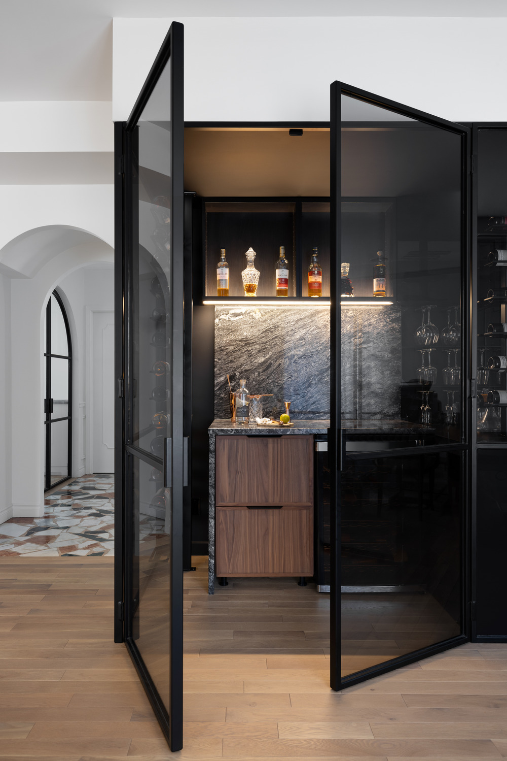 rénovation cuisine en bois et marbre noir