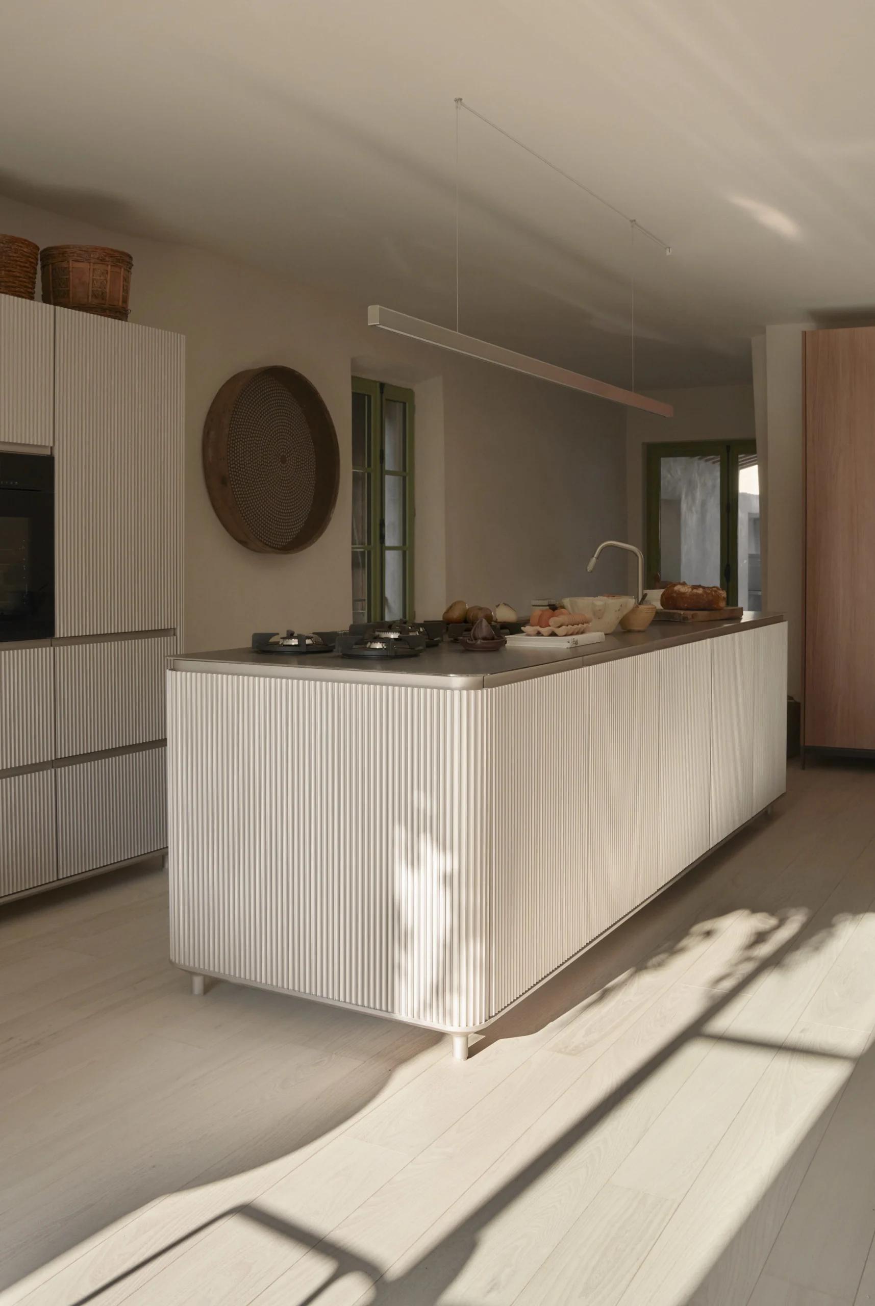 cuisine design métal maison de village en pierres rénovée par Vipp à Lagrasse cuisine design métal maison de village en pierres rénovée par Vipp à Lagrasse
