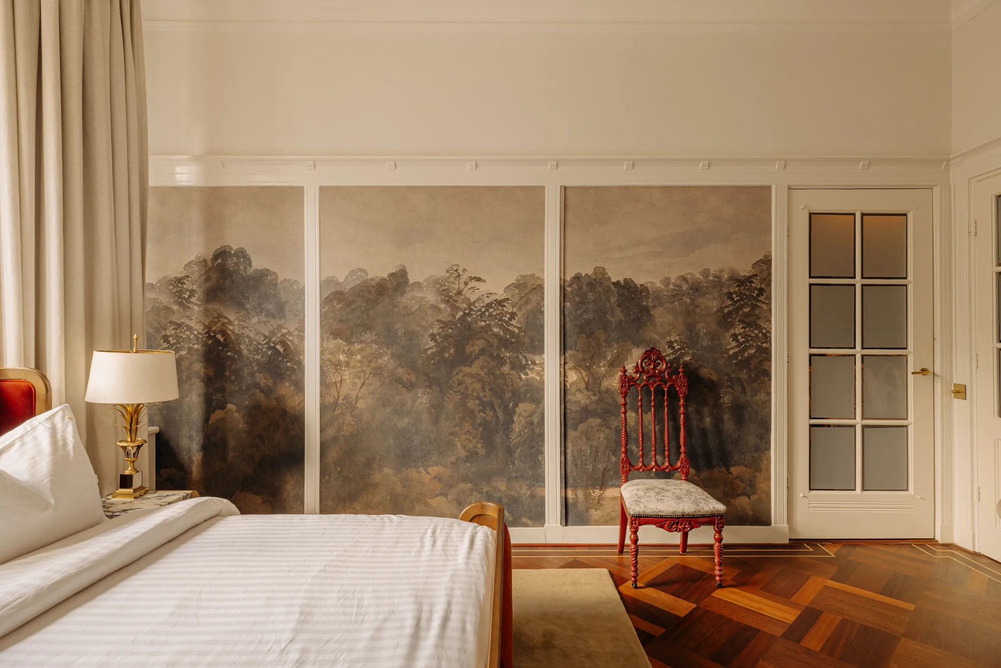 chambre avec papier-peint panormique Zuber appartement décoration classique chic