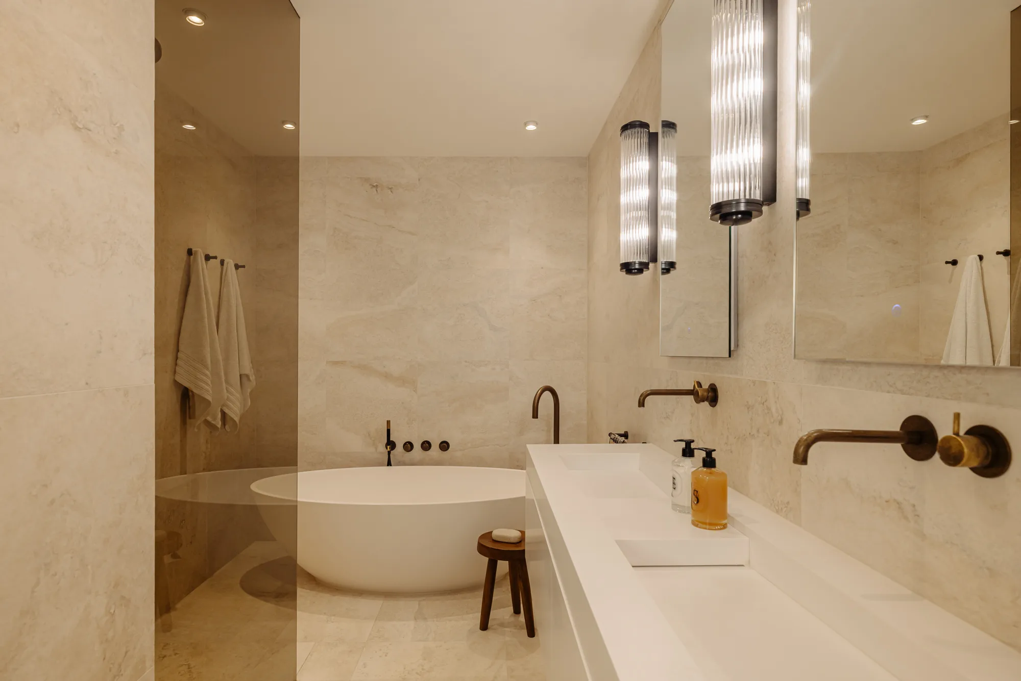 salle de bain design marbre beige