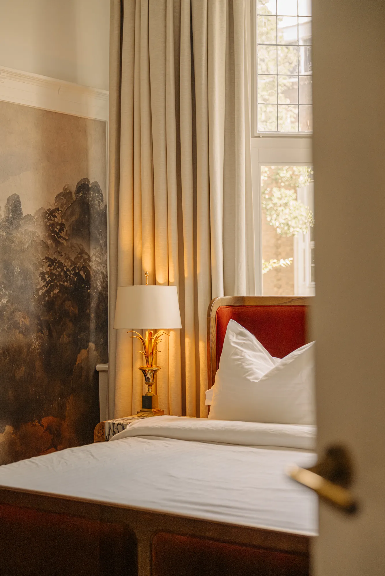 chambre avec papier-peint panormique Zuber appartement décoration classique chic
