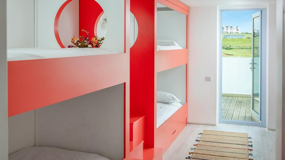 chambre dortoir 4 lits superposés The Pink House Cornouailles chambre dortoir 4 lits superposés The Pink House Cornouailles