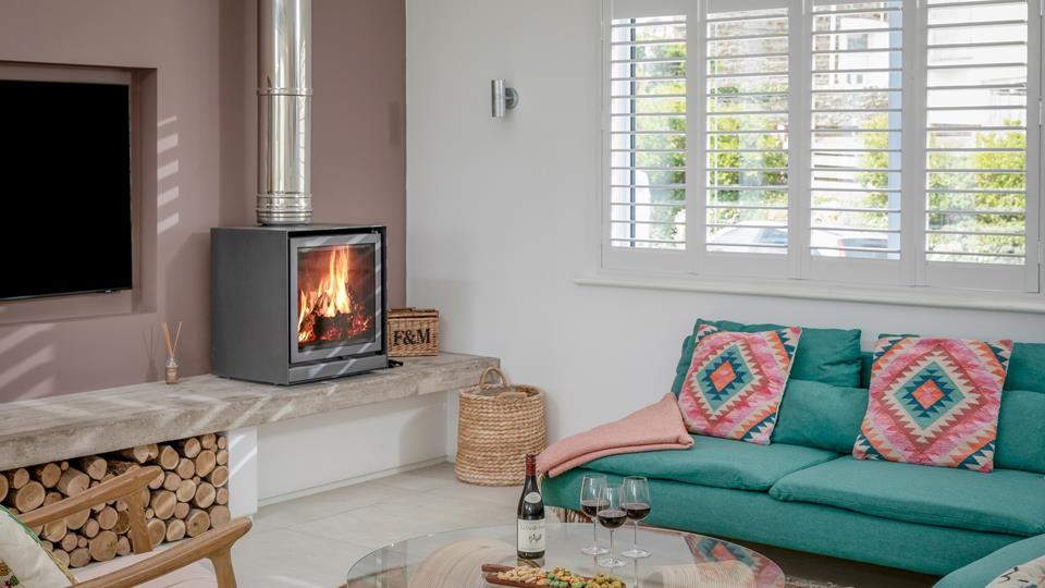 salon avec cheminée The Pink House Cornouailles maison de plage salon avec cheminée The Pink House Cornouailles maison de plage
