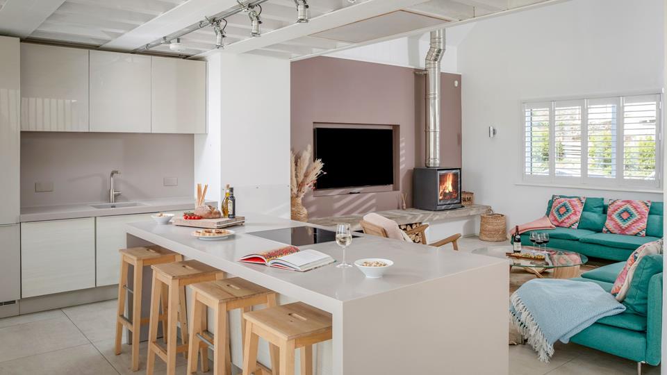 salon et cuisine ouverte The Pink House Cornouailles maison de plage salon et cuisine ouverte The Pink House Cornouailles maison de plage