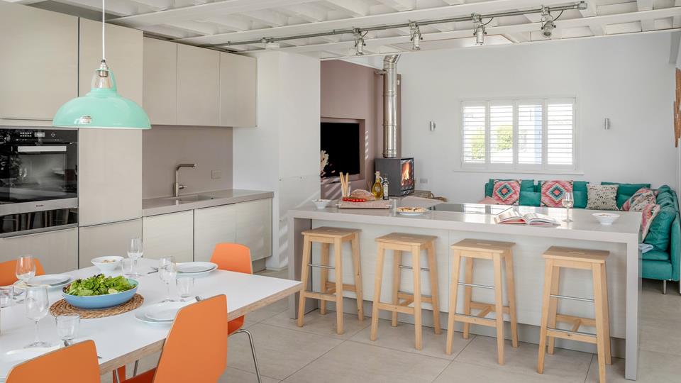 salon cuisine ouverte et salle à manger The Pink House Cornouailles maison de plage salon cuisine ouverte et salle à manger The Pink House Cornouailles maison de plage