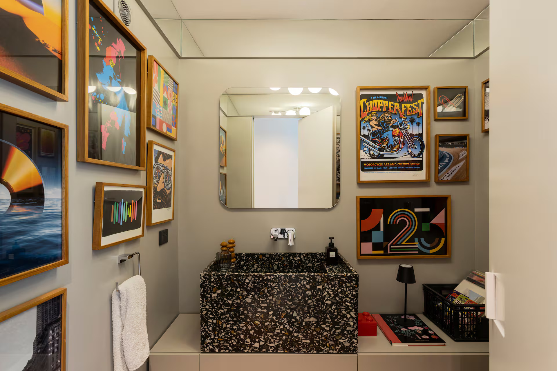 toilettes avec vasque terrazzo noir