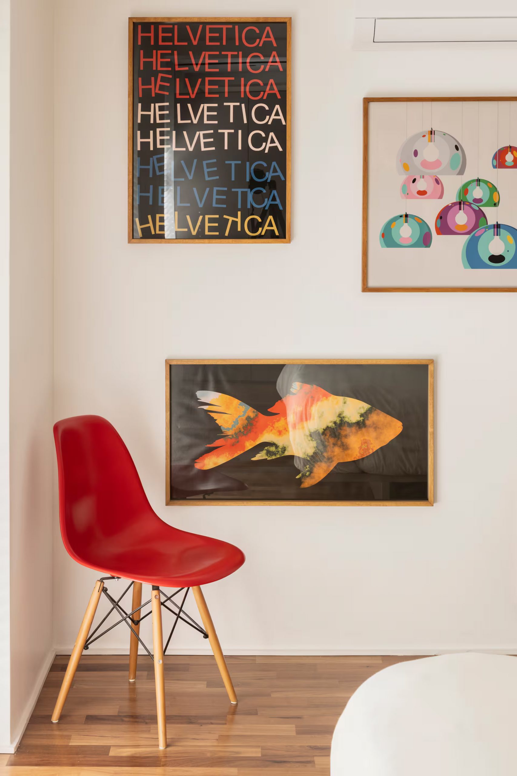 salon avec chaise rouge