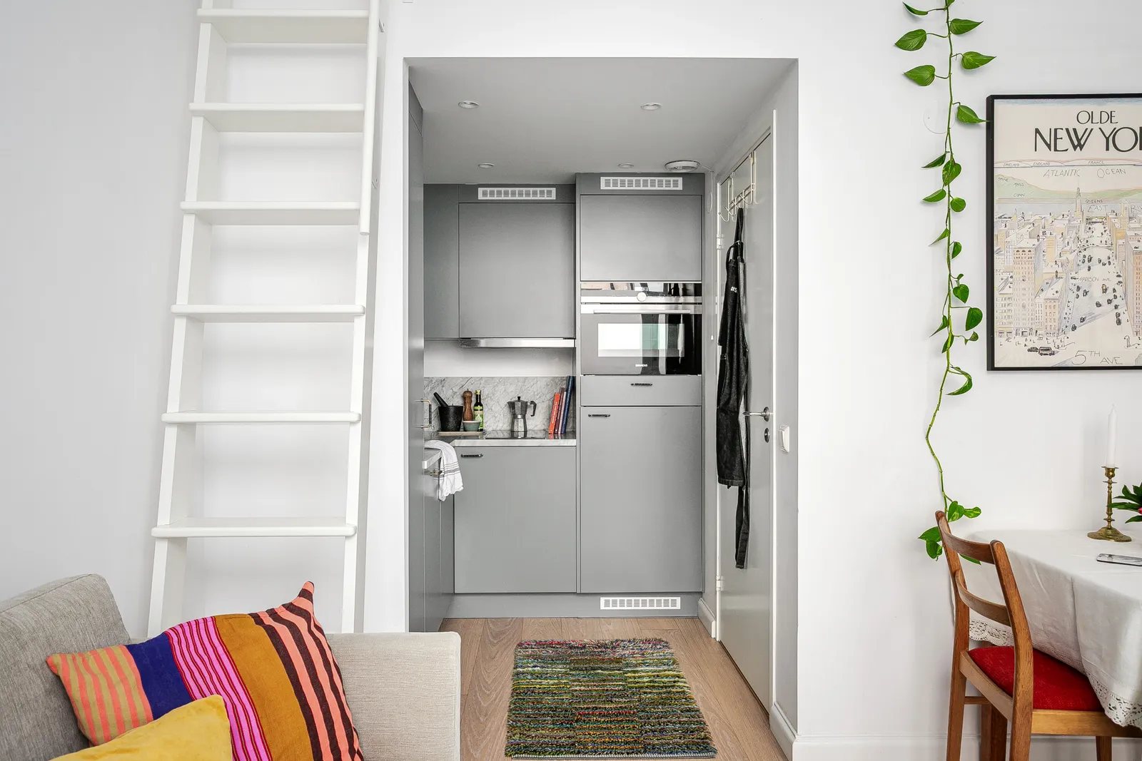 cuisine grise en L dans studio 20m2 avec mezzanine pour lit cuisine grise en L dans studio 20m2 avec mezzanine pour lit