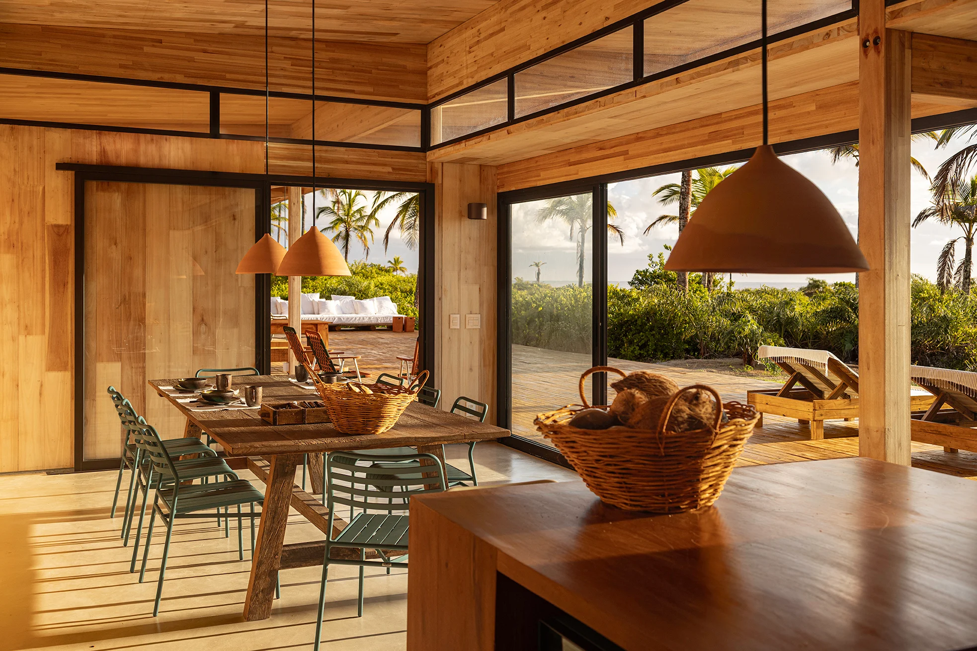 salle à manger avec baies vitrées maison contemporaine