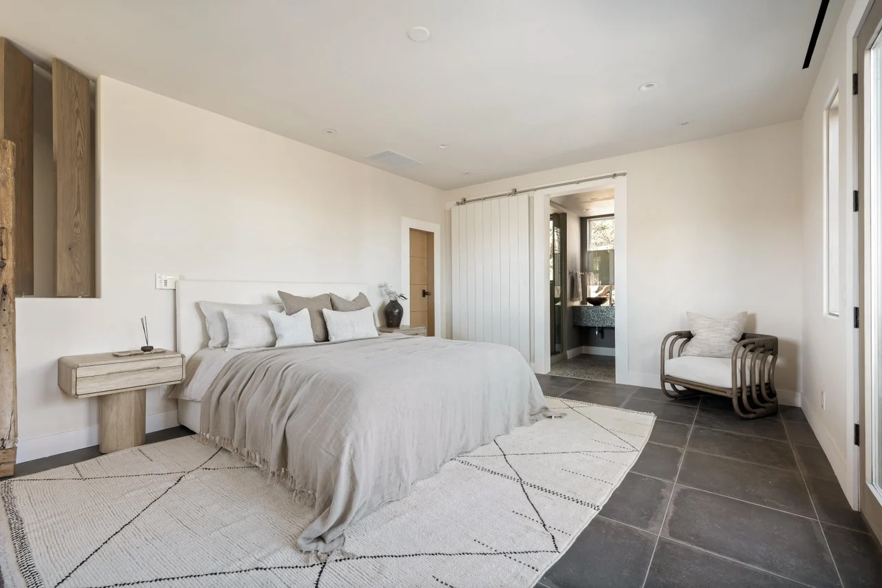 chambre décoration naturelle maison en pierres Casa Mallorca Bobby Berk