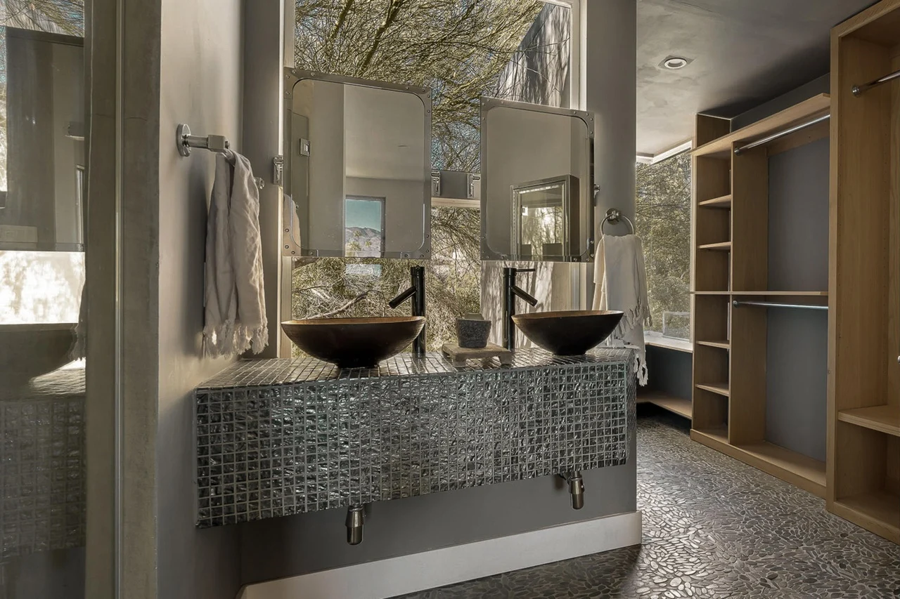 salle de bain décoration grise et naturelle maison en pierres Casa Mallorca Bobby Berk