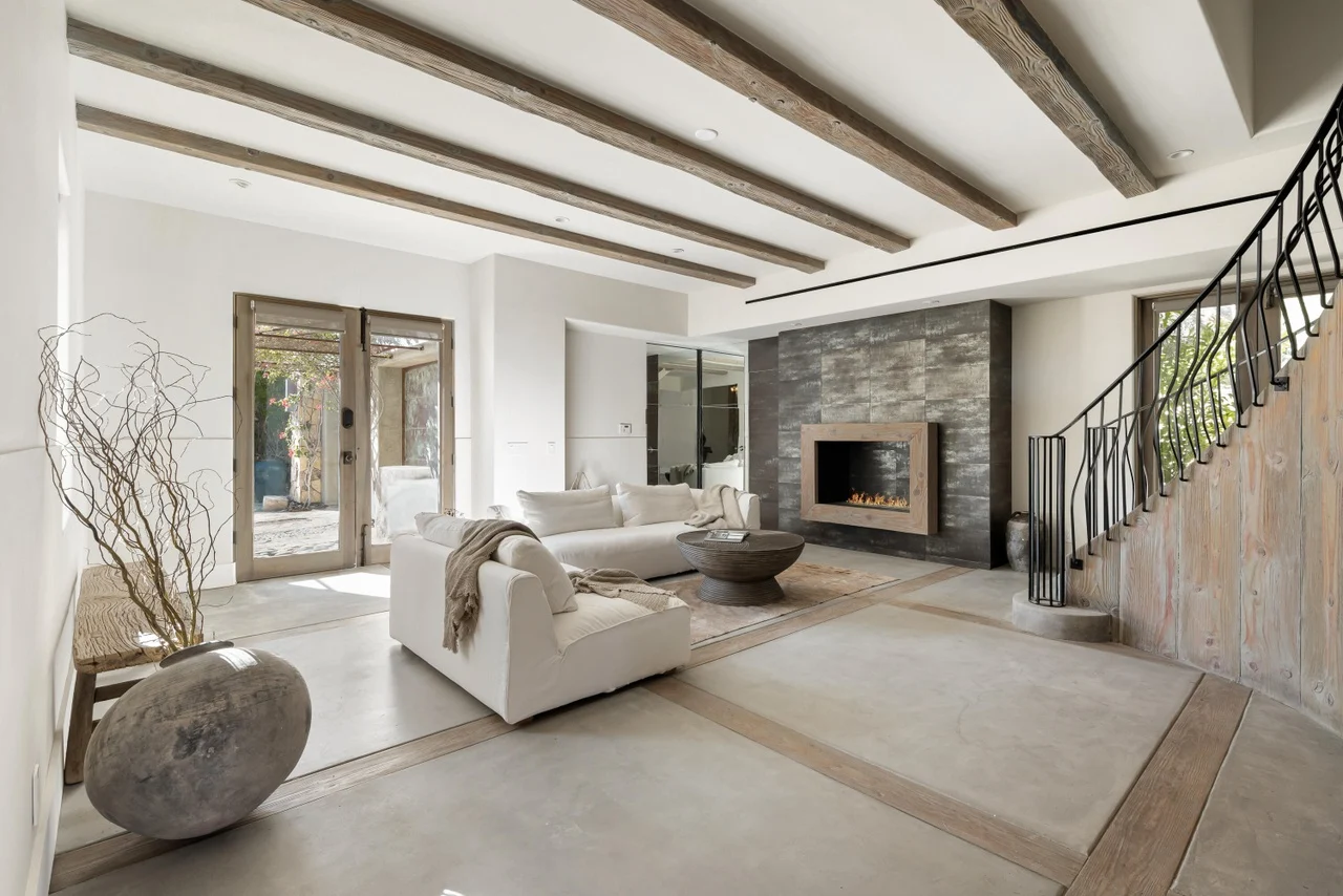 salon avec poutres décoration naturelle maison en pierres Casa Mallorca Bobby Berk