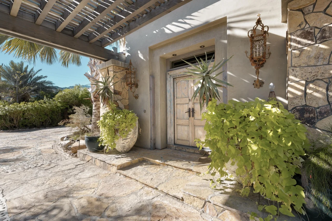 porche d'entrée avec pergola maison en pierres Casa Mallorca Bobby Berk