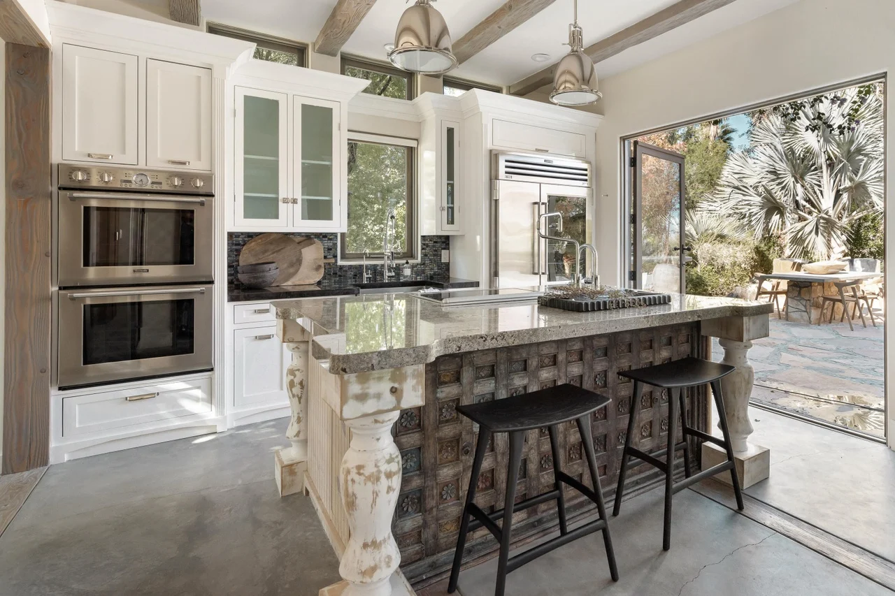 cuisine avec poutres décoration naturelle maison en pierres Casa Mallorca Bobby Berk