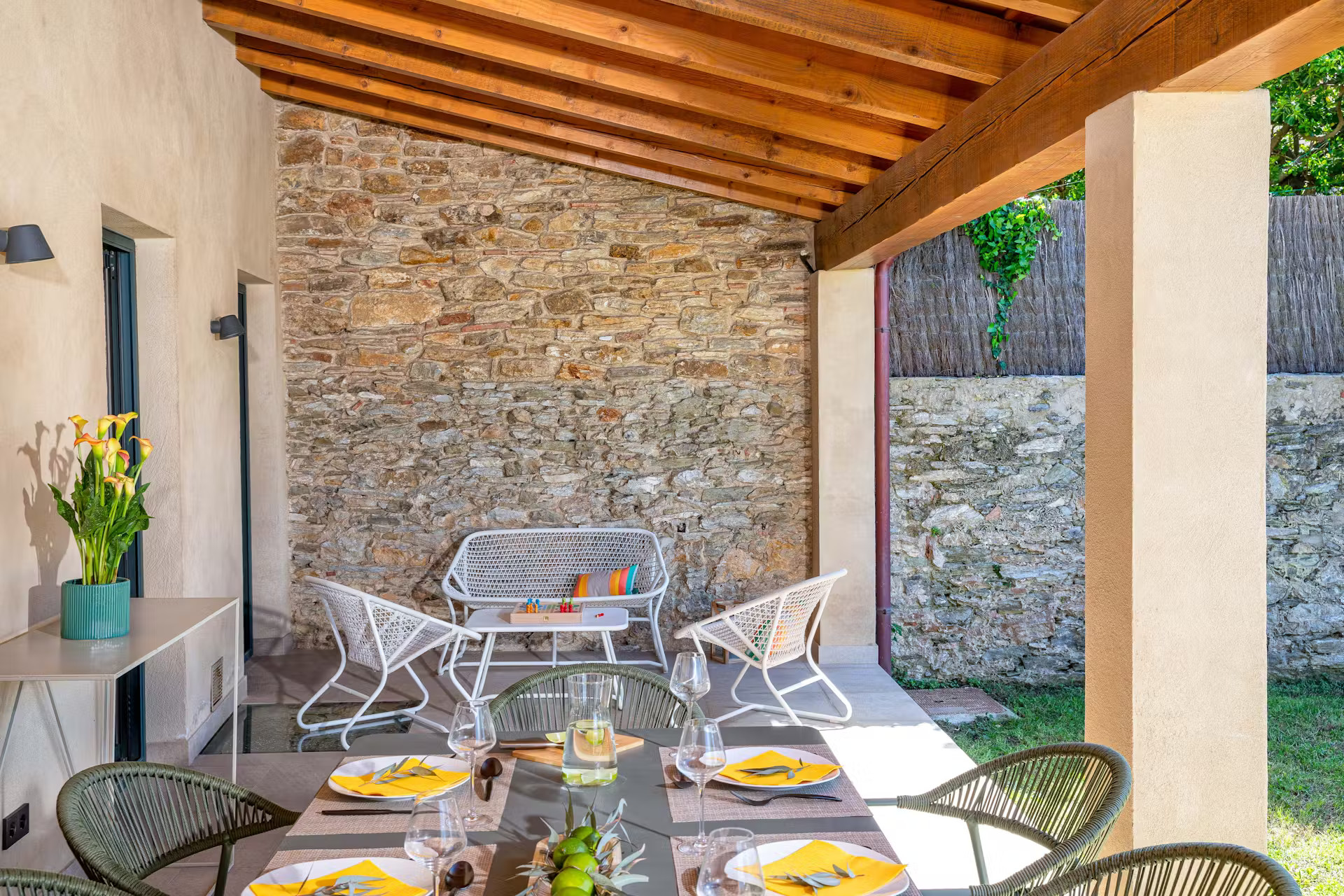 terrasse mur pierres maison de ville rénovée avec petit piscine moins de 10m2 Casa Alegria