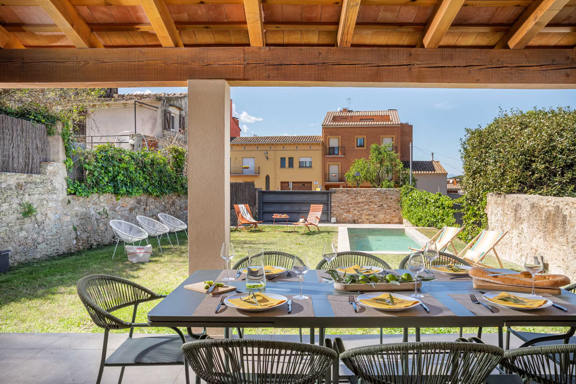 terrasse maison de ville rénovée avec petit piscine moins de 10m2 Casa Alegria