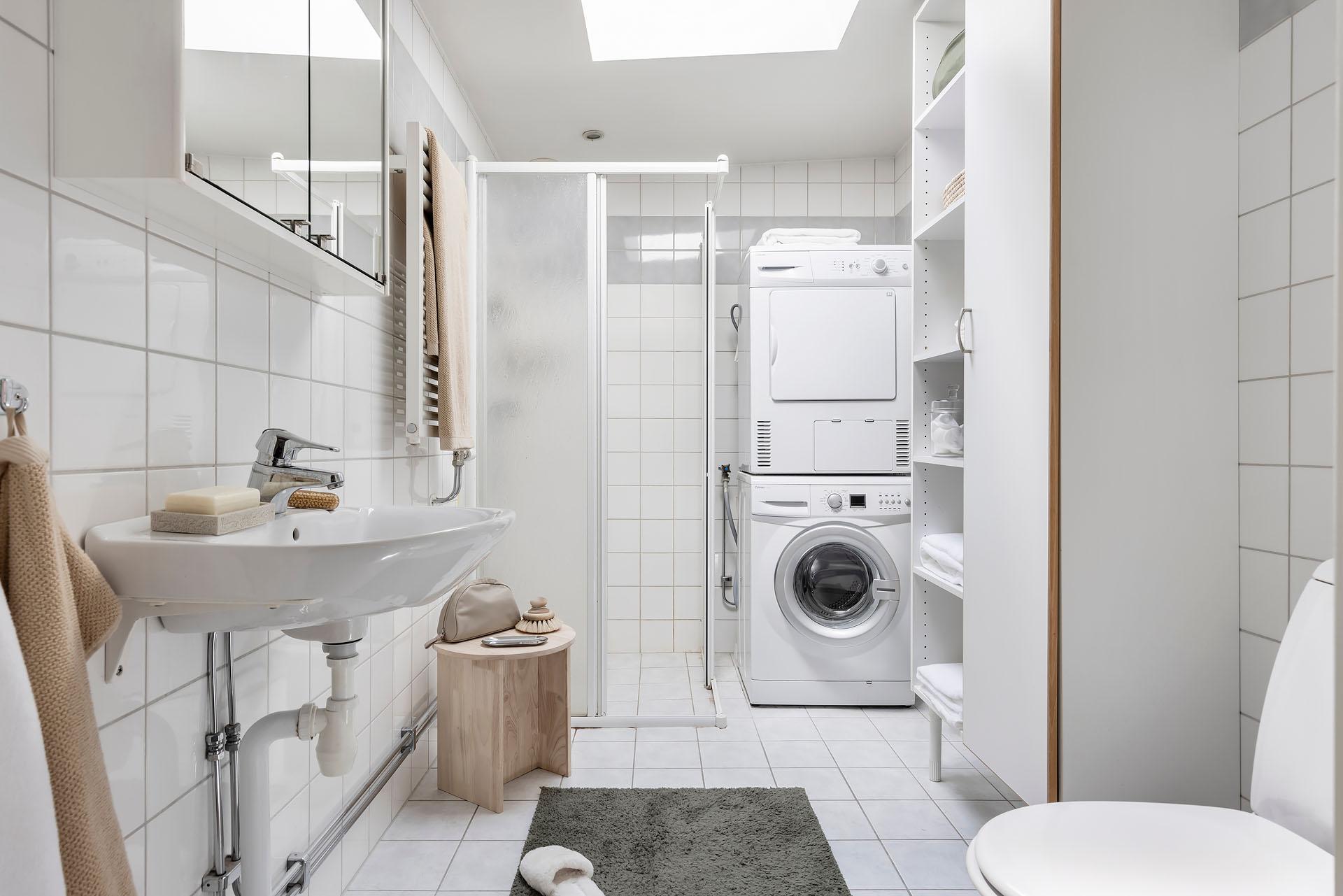salle de bain blanche avec buanderie salle de bain blanche avec buanderie
