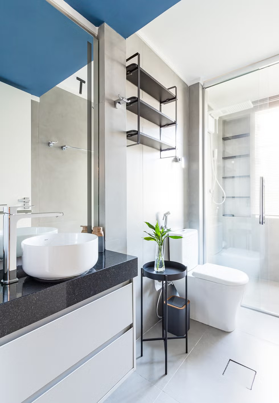 salle de bain moderne noire et blanche avec fenêtre salle de bain moderne noire et blanche avec fenêtre