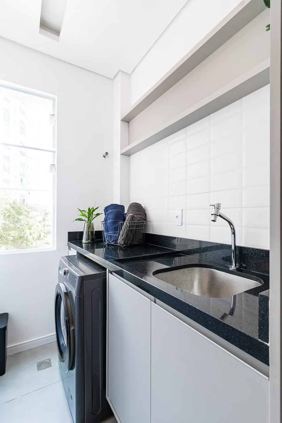 salle de bain moderne noire et blanche avec fenêtre salle de bain moderne noire et blanche avec fenêtre