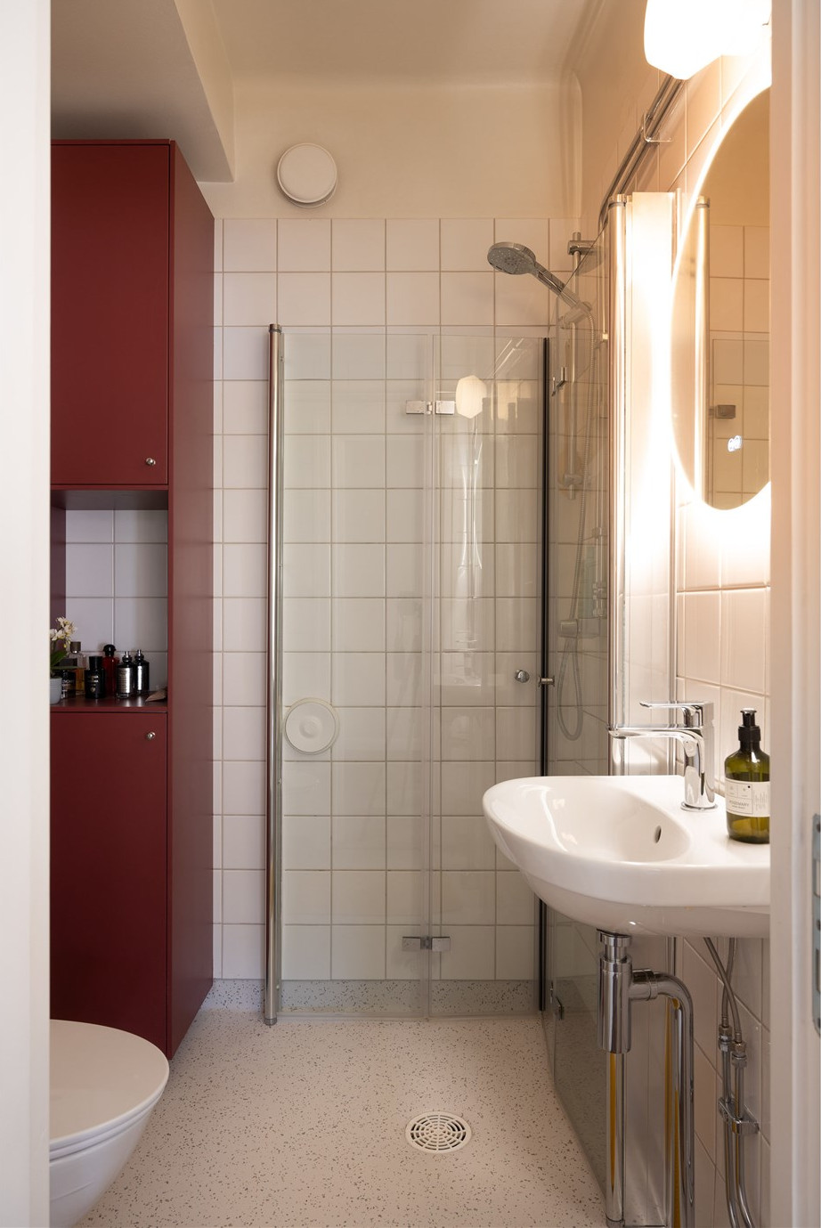 salle de bain décoration bordeaux et blanche sol terrazzo salle de bain décoration bordeaux et blanche sol terrazzo
