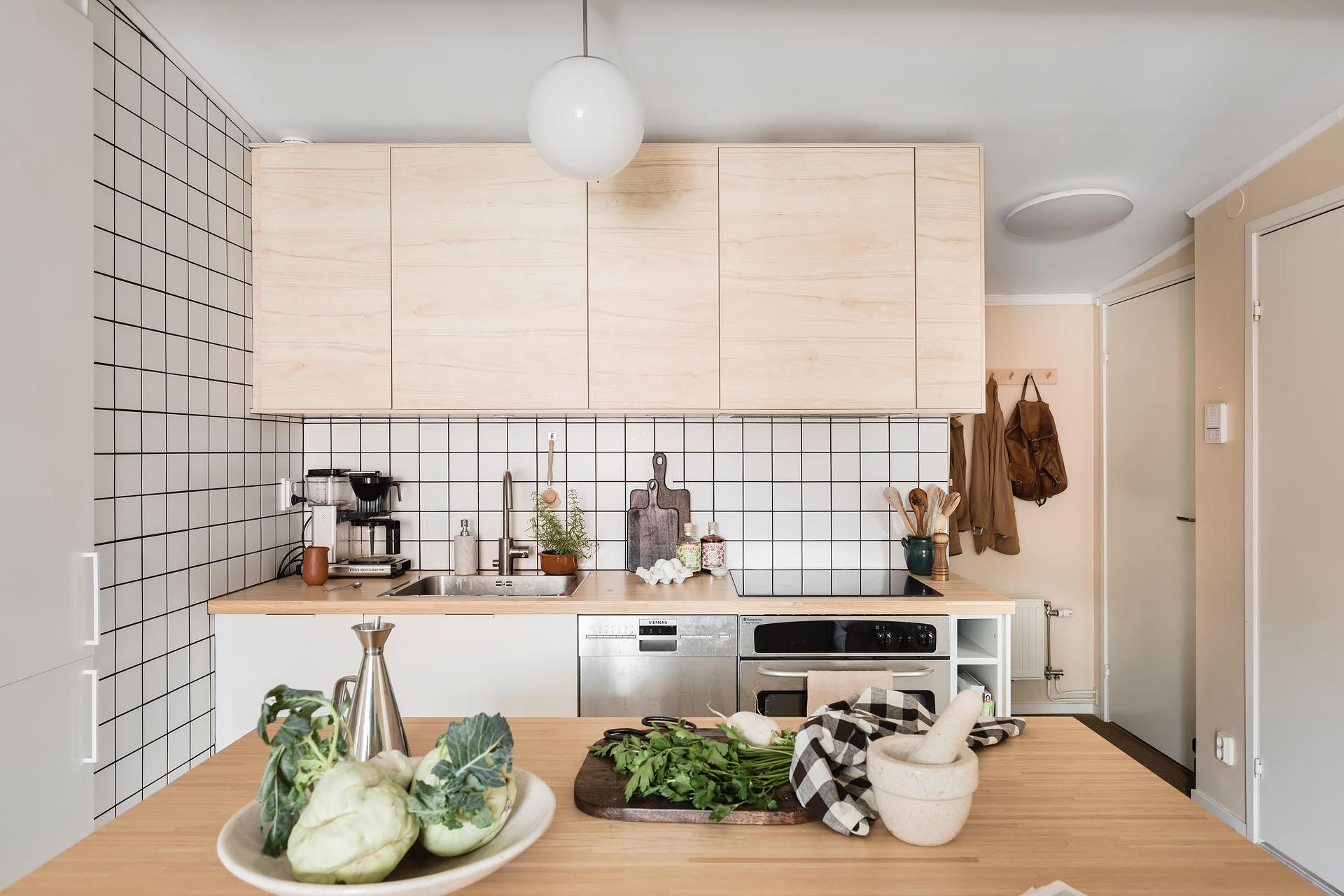 cuisine ouverte bois clair décoration scandinave tons naturels deux-pièces 46m2 cuisine ouverte bois clair décoration scandinave tons naturels deux-pièces 46m2