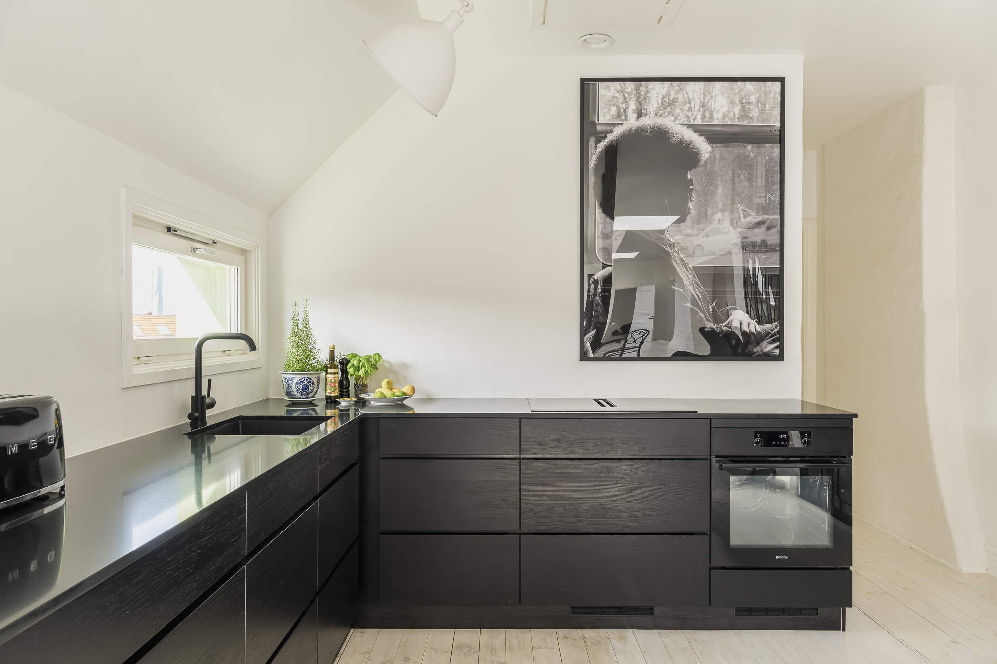cuisine design noire appartement mansardé cuisine design noire appartement mansardé