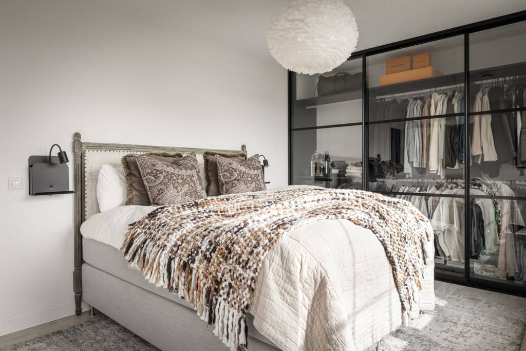 chambre avec dressing derrière verrière décoration design tons neutres deux-pièces 61m2