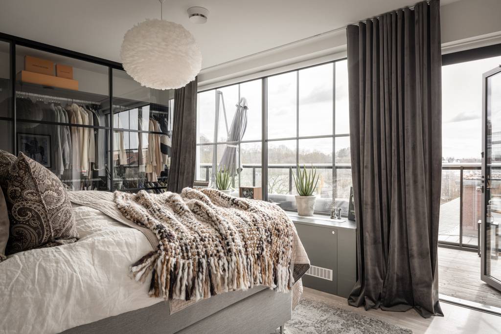chambre avec dressing derrière verrière décoration design tons neutres deux-pièces 61m2