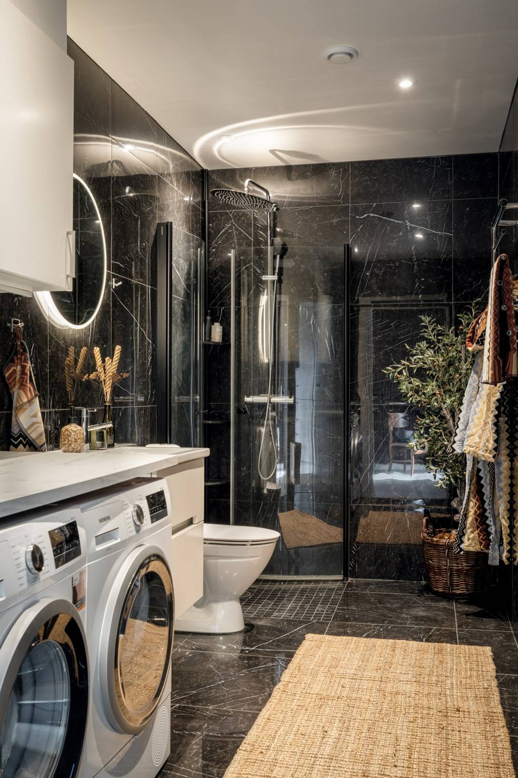 salle de bain marbre noir