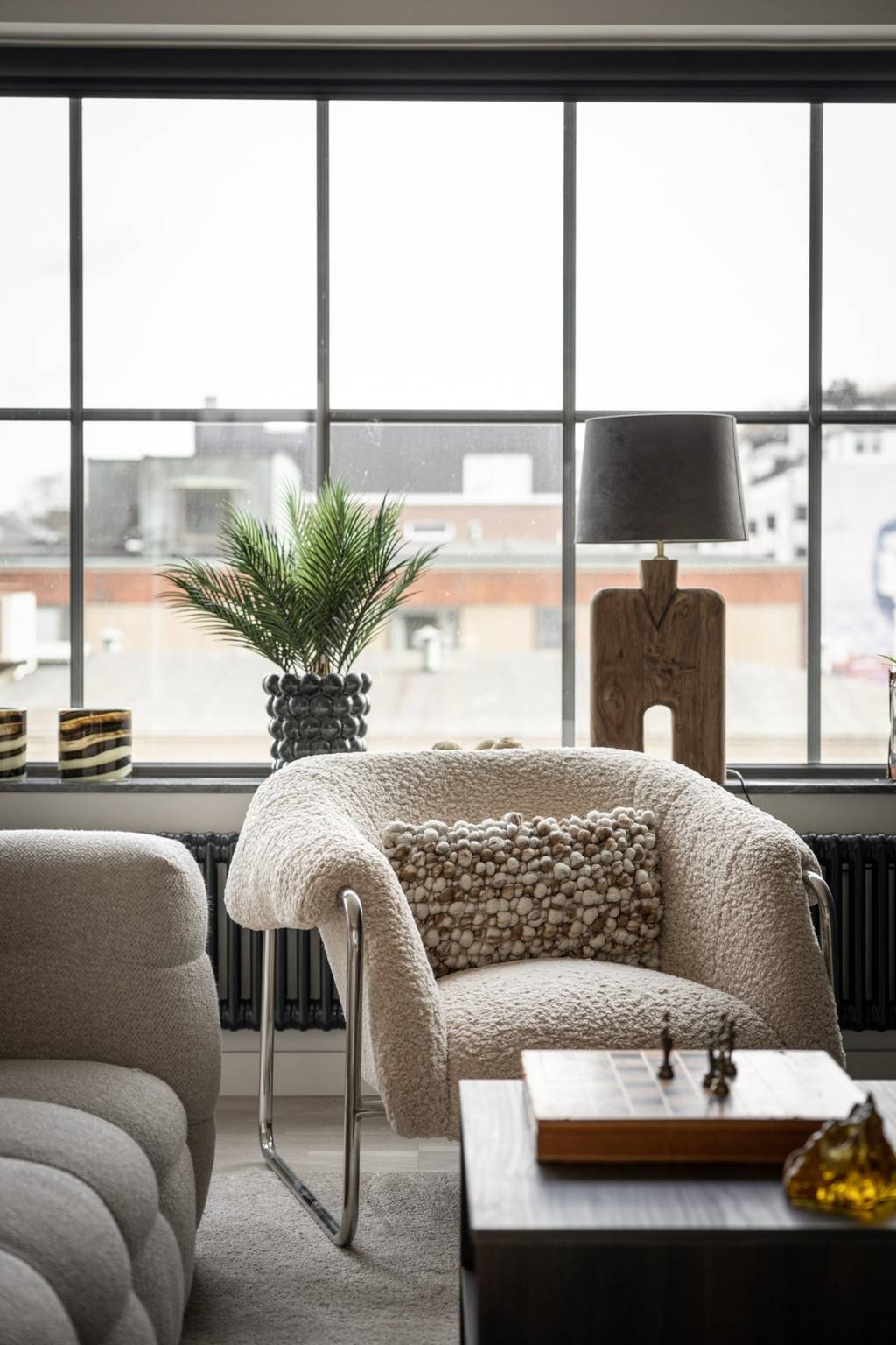 salon décoration design tons neutres deux-pièces 61m2 avec fenêtre verrière