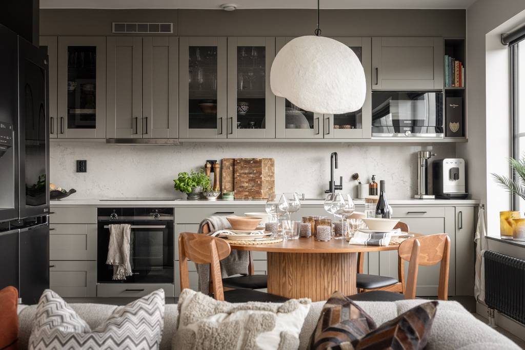 cuisine ouverte sur salon décoration design tons neutres deux-pièces 61m2