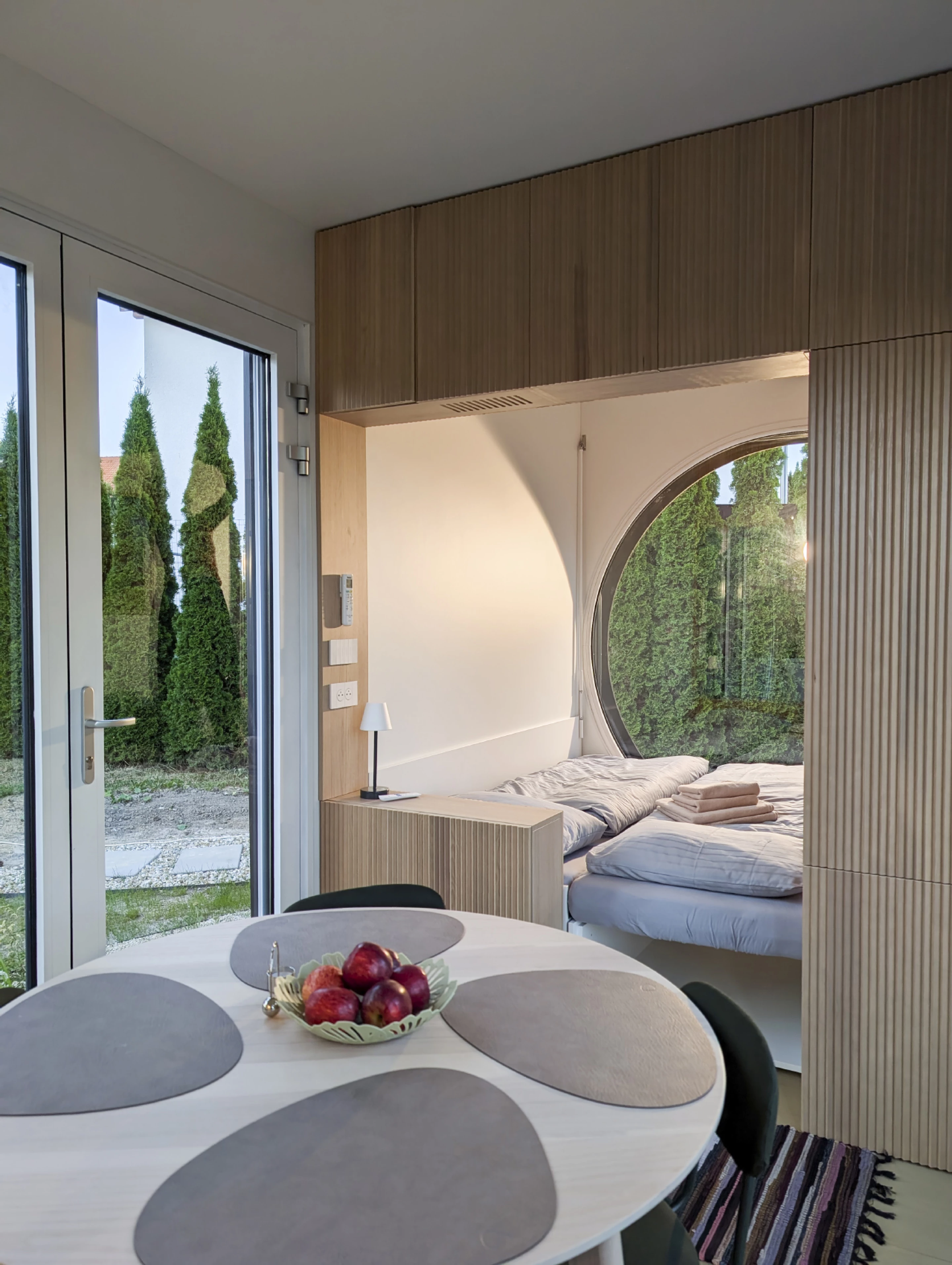 salon et chambre petite maison de 24m2 design et hors reseaux Ecocapsule Box