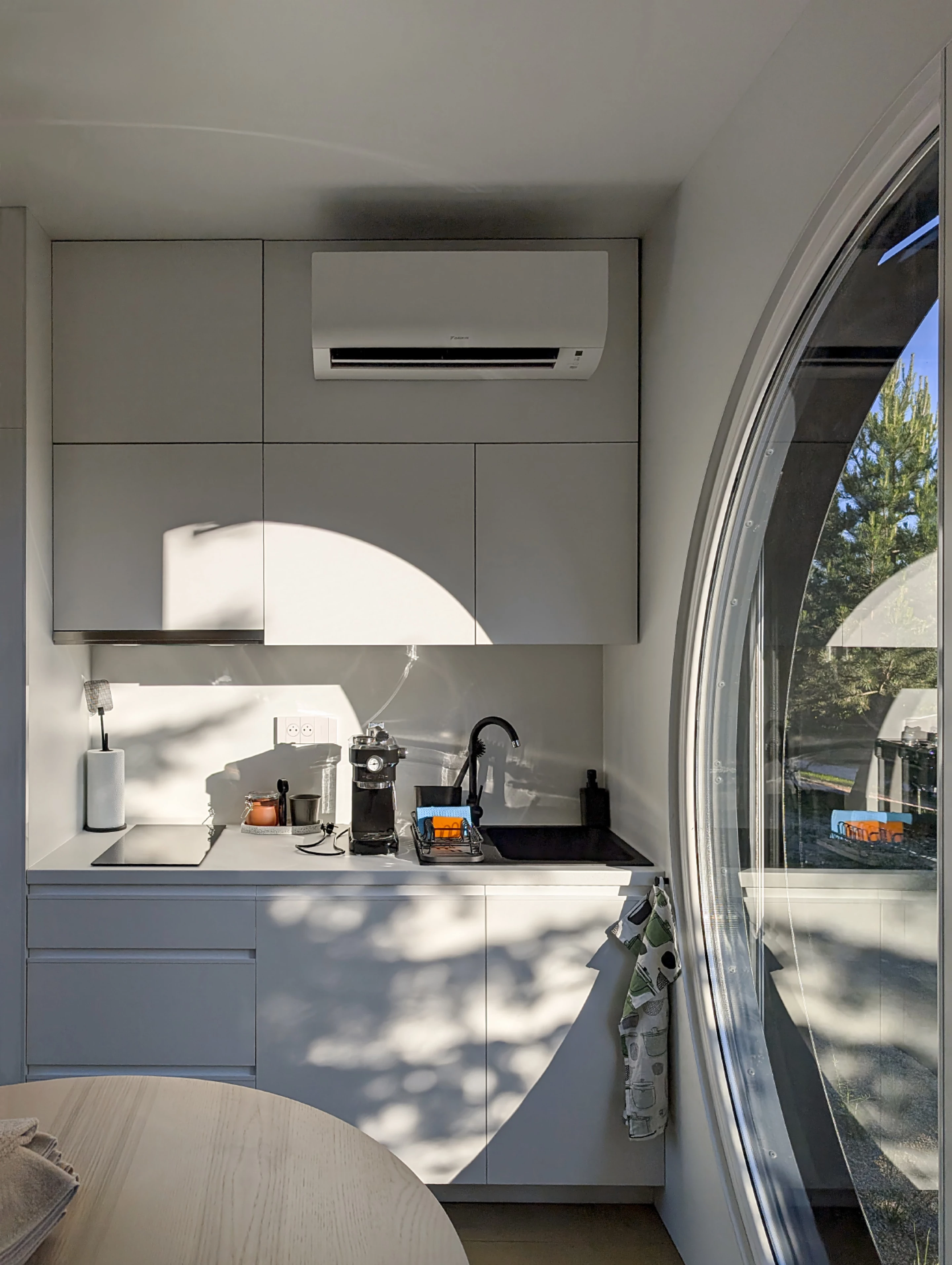 cuisine petite maison de 24m2 design et hors reseaux Ecocapsule Box