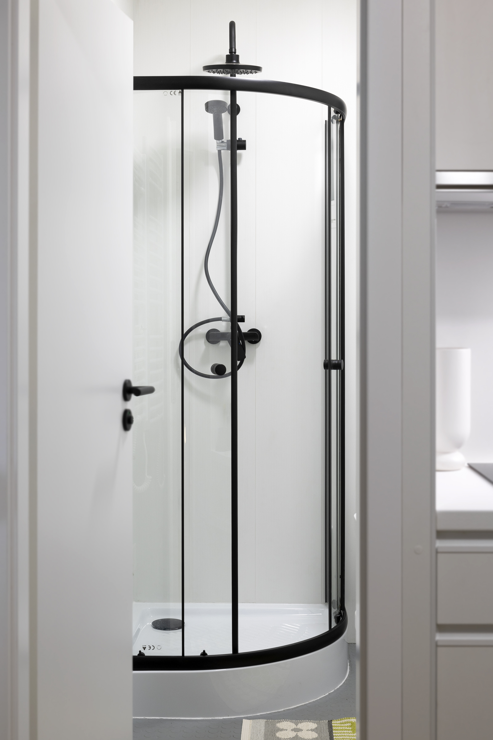 salle d'eau petite maison de 24m2 design et hors reseaux Ecocapsule Box
