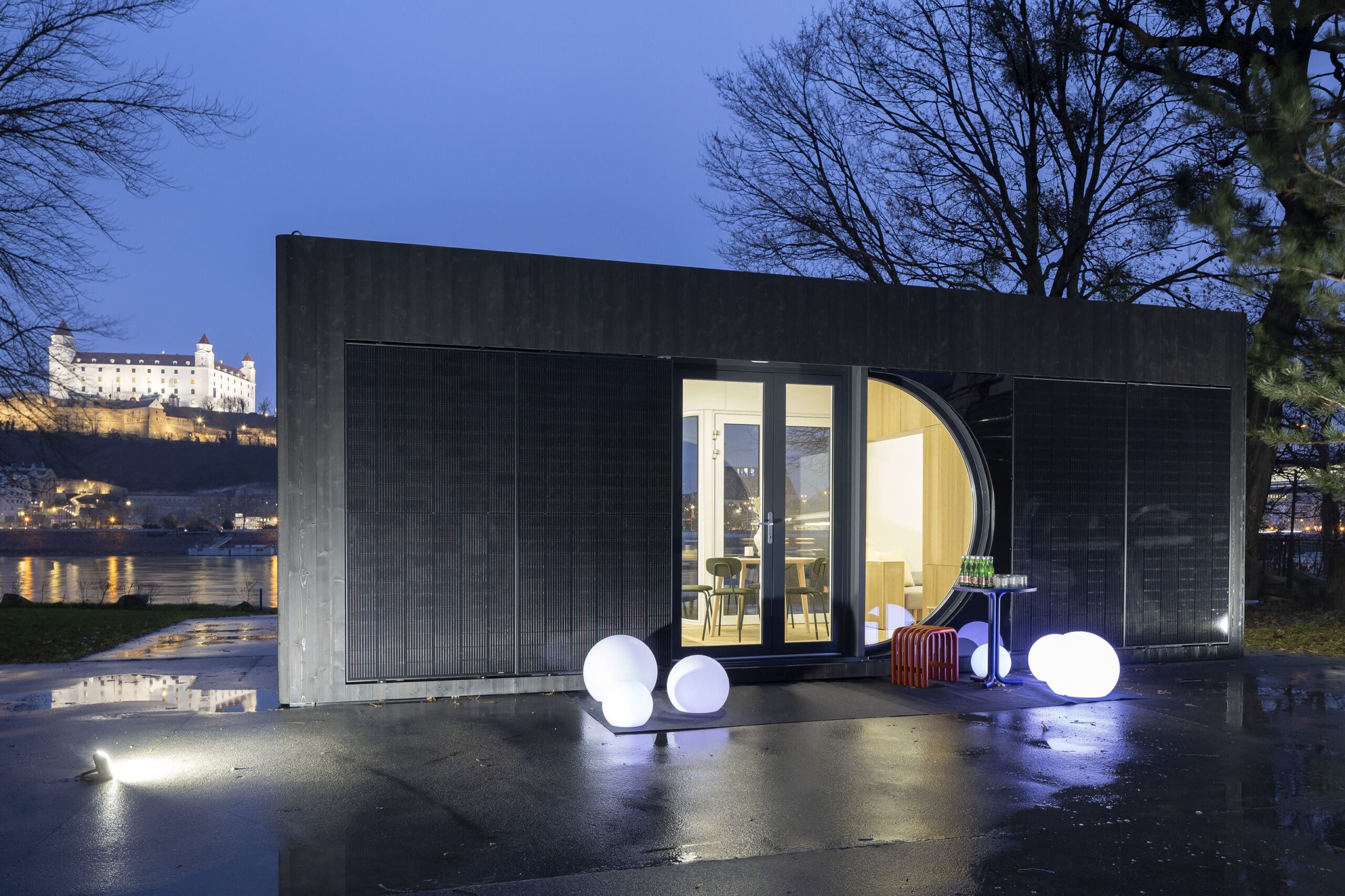petite maison de 24m2 design et hors reseaux Ecocapsule Box